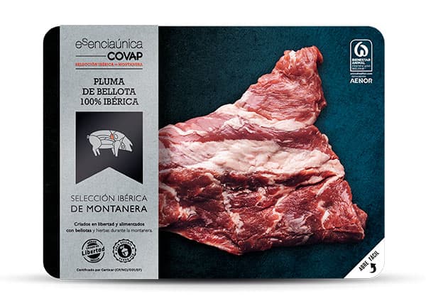 La Pluma de Bellota 100 % Ibérica Esenciaúnica, pieza seleccionada procedente de la Montanera, momento único donde los cerdos de raza 100% Ibérica se alimentan de bellota.